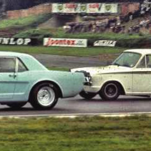 Brands Hatch  BTCC 1966 Jackie Oliver  sur Ford Mustang et Jim Clark sur Cortina Lotus